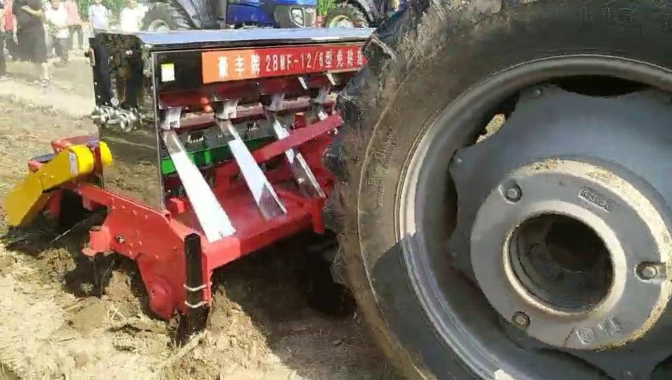 科技重塑农业,最新自走式花生摘果机让生活因你而不同