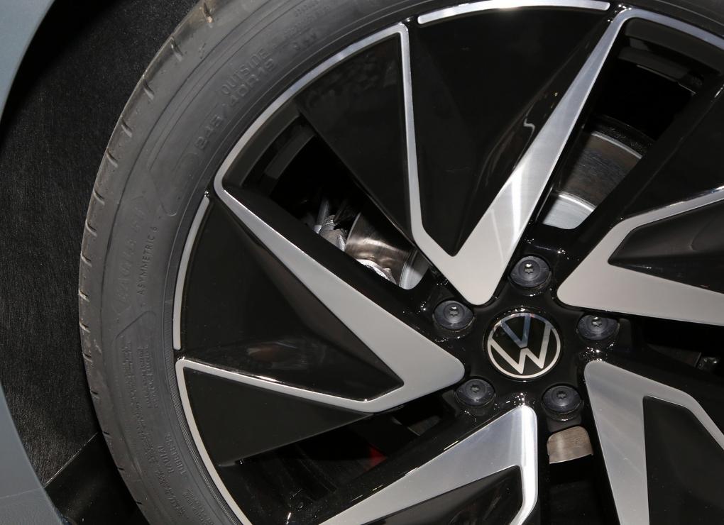 科技与家庭的完美融合，最新款电视亮相市场