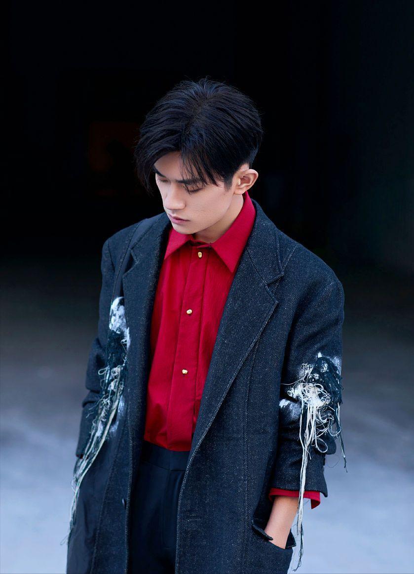 易烊千玺的最新动态,音乐、影视与公益事业的全面发展之路