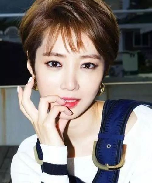 短发最新发型挑战时尚新浪潮,你准备好迎接潮流变革了吗?