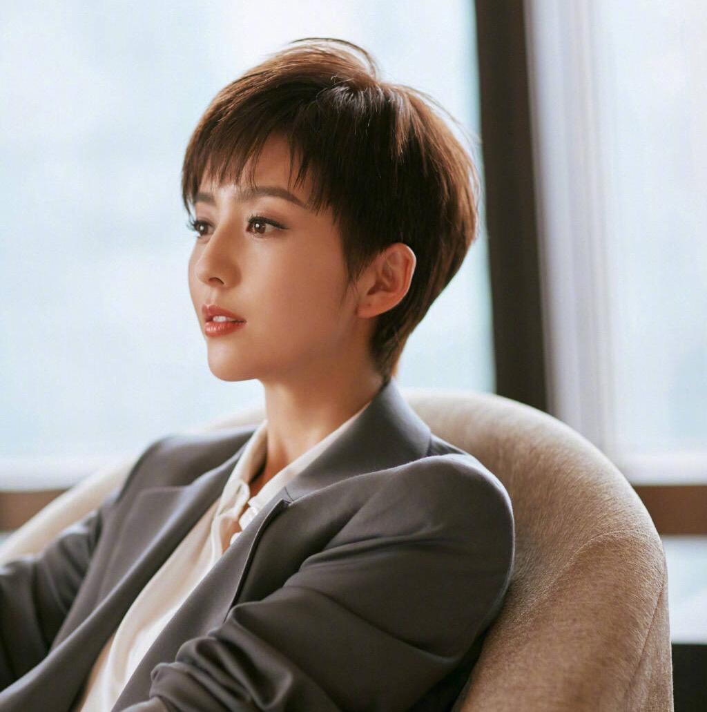 最新头型，发型之约与友情的温馨故事