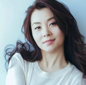中国最新女歌手的温馨日常风采展示
