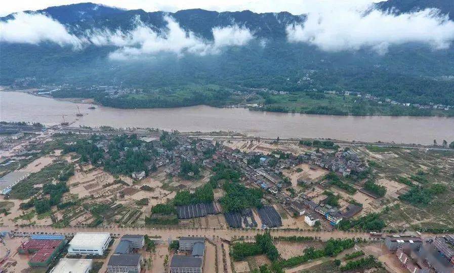 最新芜湖长江汛情下的日常生活观察
