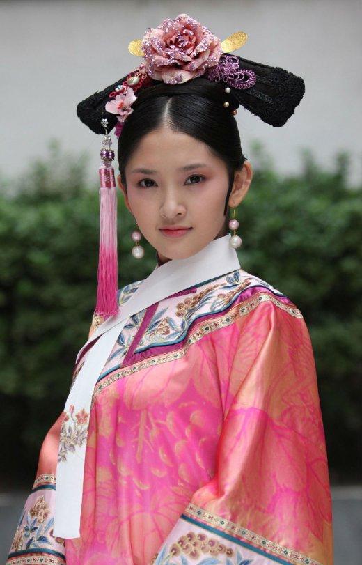 娃娃脸女星的自信、成长与成就的力量