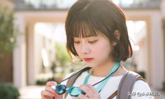 娃娃脸女星的自信、成长与成就的力量