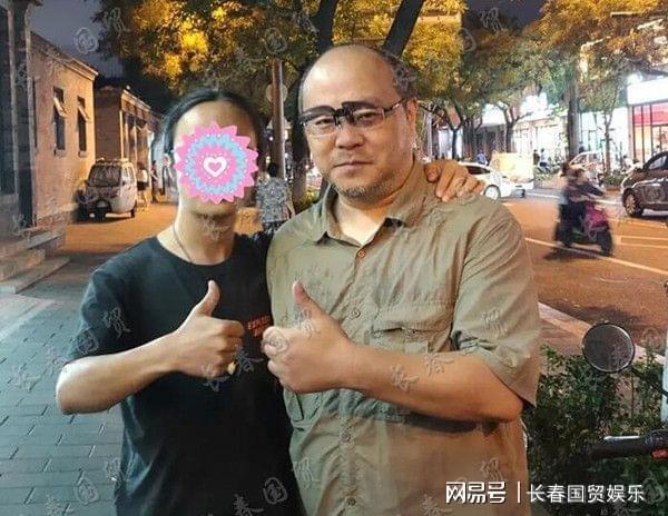 窦唯最新动态，小巷深处的音乐与美食之旅