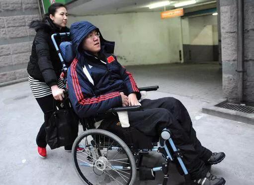 探索自然美景的女生头像，寻找内心的平和与旅行灵感